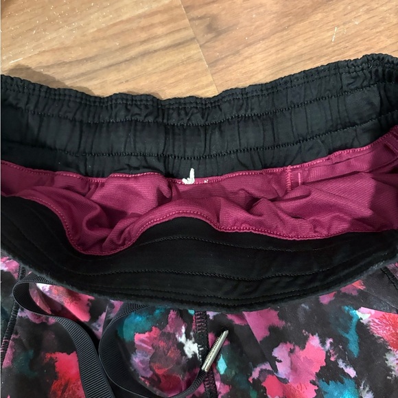 Lululemon Hotty Hot Shorts Mini Midnight Bloom Black Deep Fuschia Black Size 4 - Picture 11 of 11